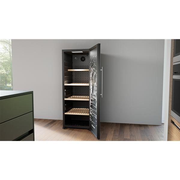 Cave à vin noire ouverte dans une cuisine moderne