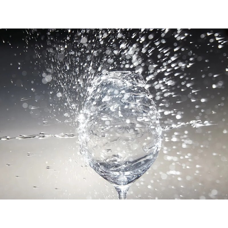 Éclaboussures d’eau autour d’un verre transparent