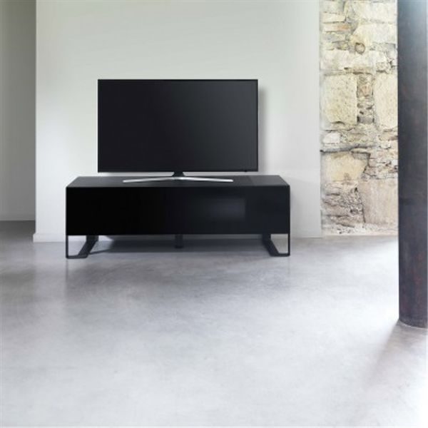 Télévision sur meuble noir moderne