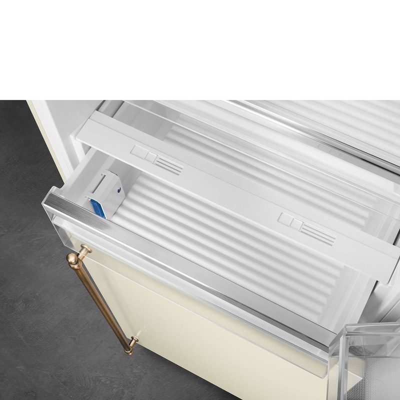 Tiroir de réfrigérateur vide avec poignée dorée