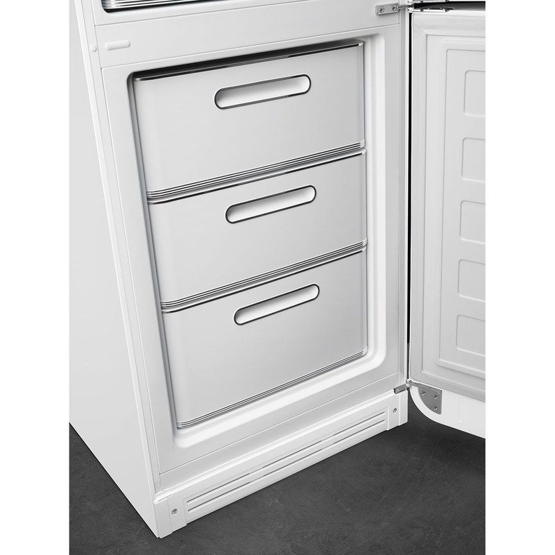 Congélateur ouvert avec trois tiroirs blancs