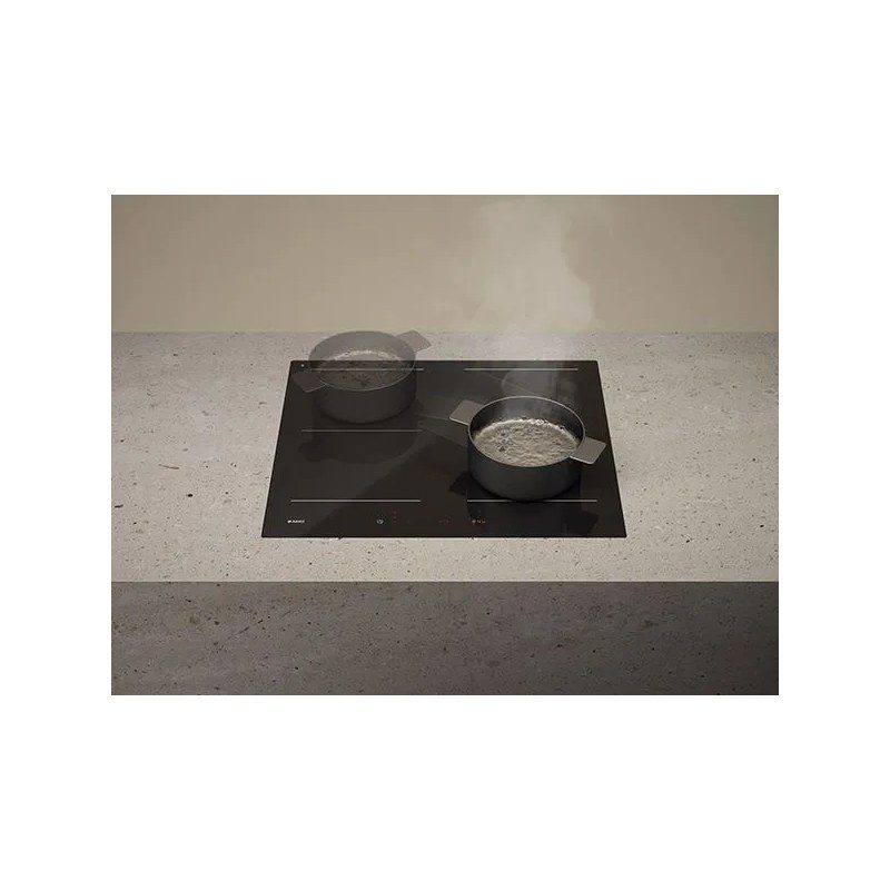 Plaque à induction noire avec casseroles bouillantes