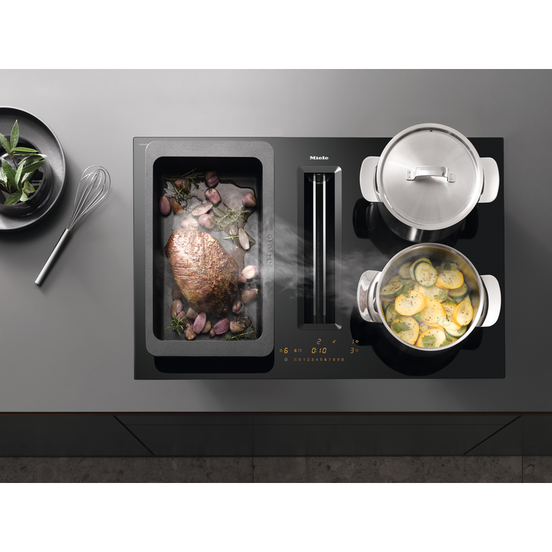 Plaque de cuisson moderne avec plats mijotant
