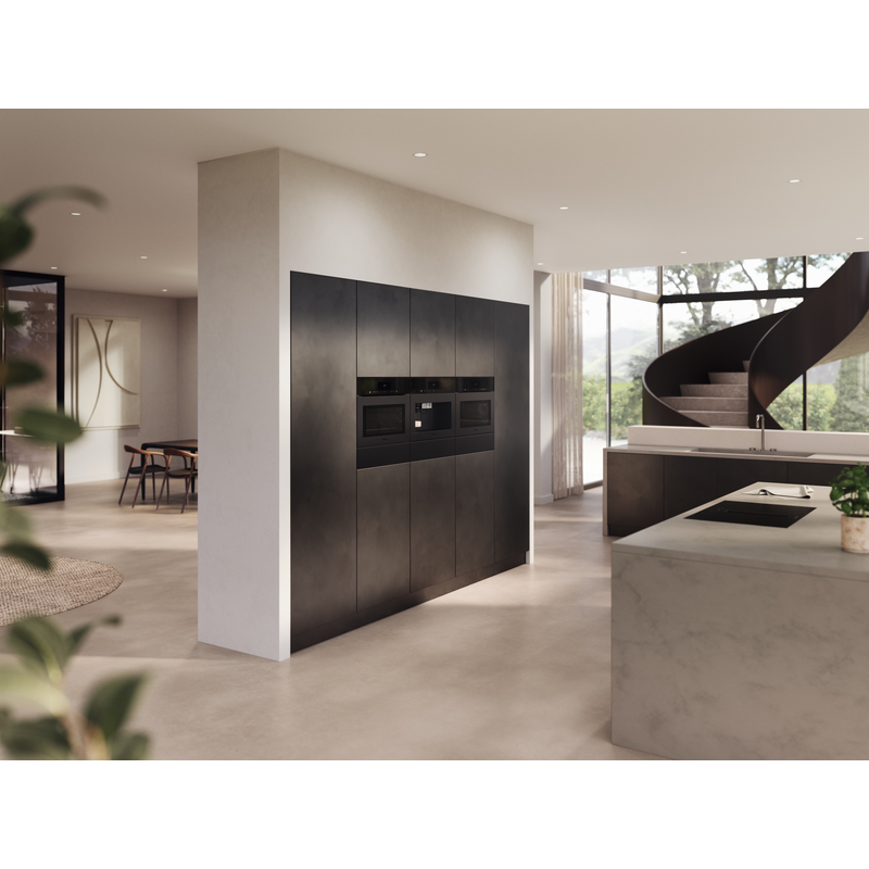 Cuisine moderne avec îlot et escalier design