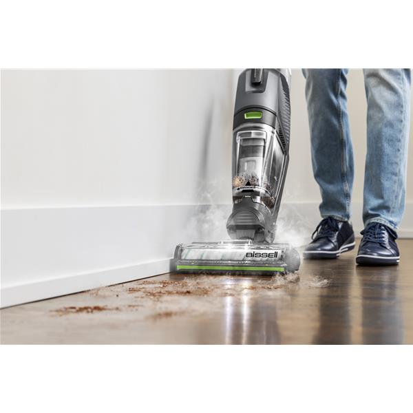 Aspirateur nettoyant le sol près d’un mur