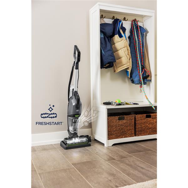 Aspirateur sans fil moderne dans une entrée propre