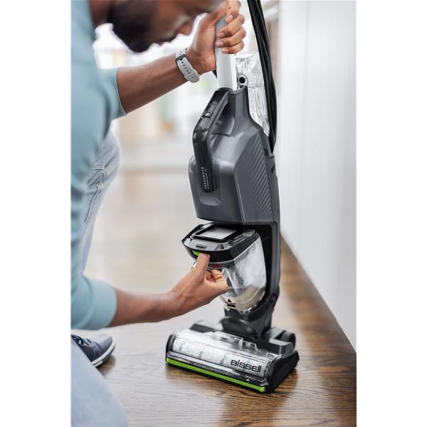 Personne vidant un aspirateur Bissell moderne