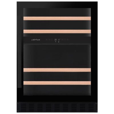 Cave à vin noire avec étagères en bois