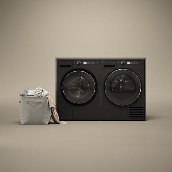 Machine à laver et sèche-linge noirs modernes
