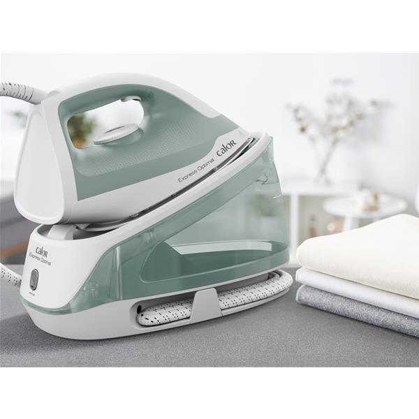 Centrale vapeur Calor sur table avec linge plié