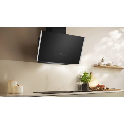 Hotte murale noire design dans une cuisine moderne