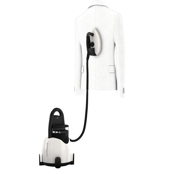 Défroisseur vapeur sur veste blanche élégante