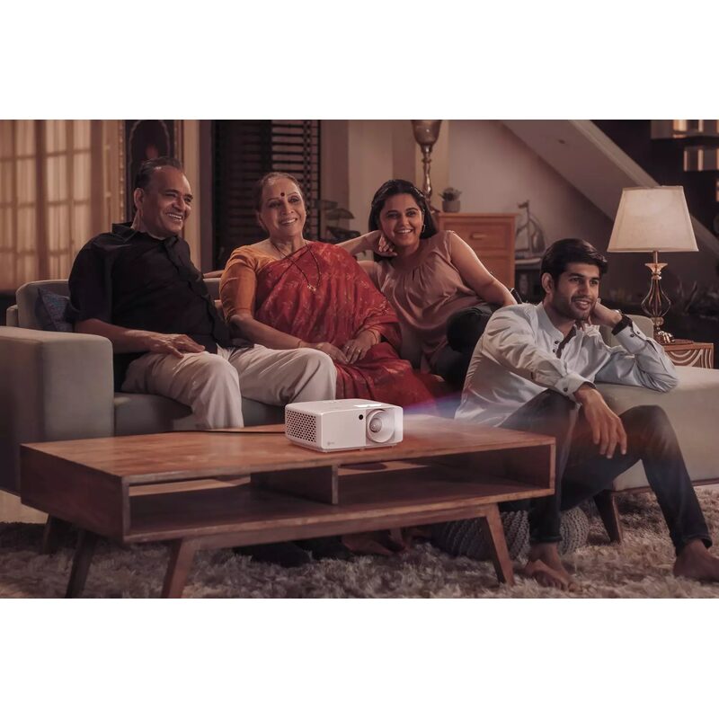 Famille regardant un film avec vidéoprojecteur au salon