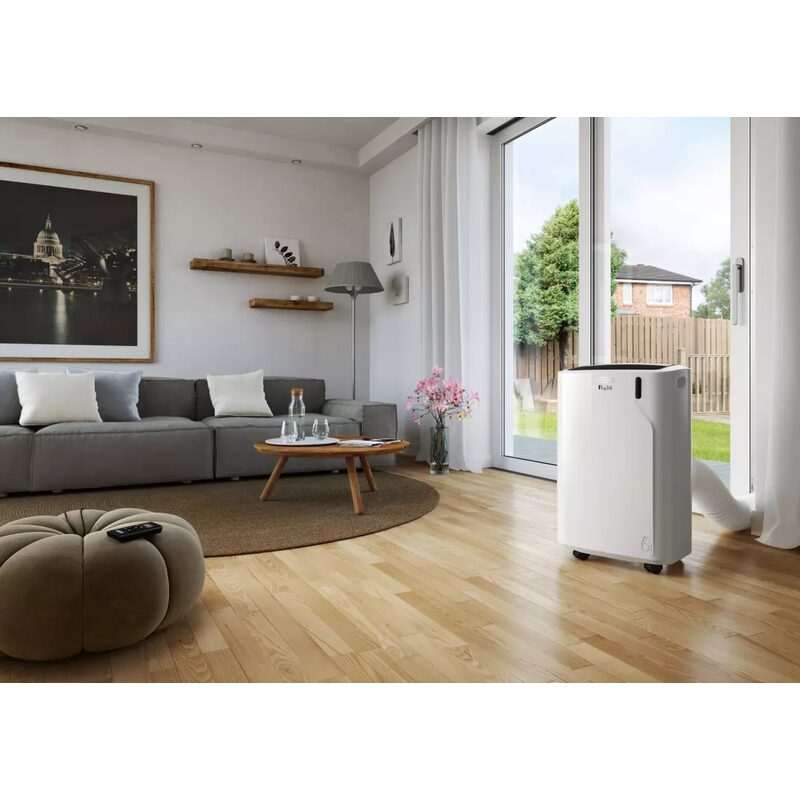 Climatiseur mobile dans salon moderne lumineux
