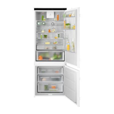 Réfrigérateur-congélateur ouvert avec étagères et aliments frais