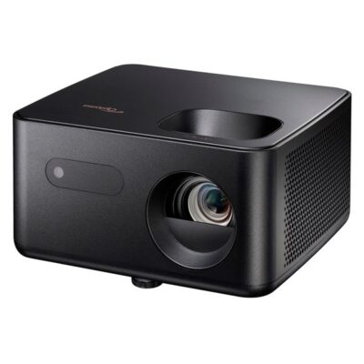 Vidéoprojecteur noir compact sur fond blanc