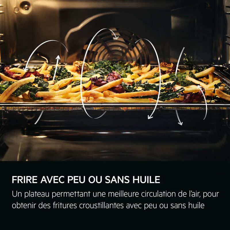 Frites et légumes cuisant au four ventilé