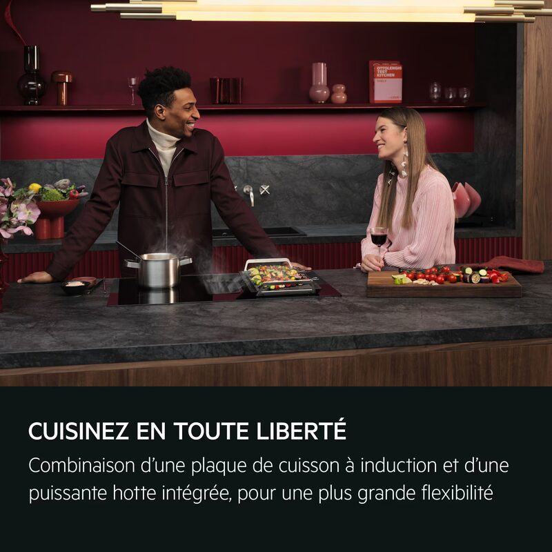 Couple cuisinant dans une cuisine moderne équipée