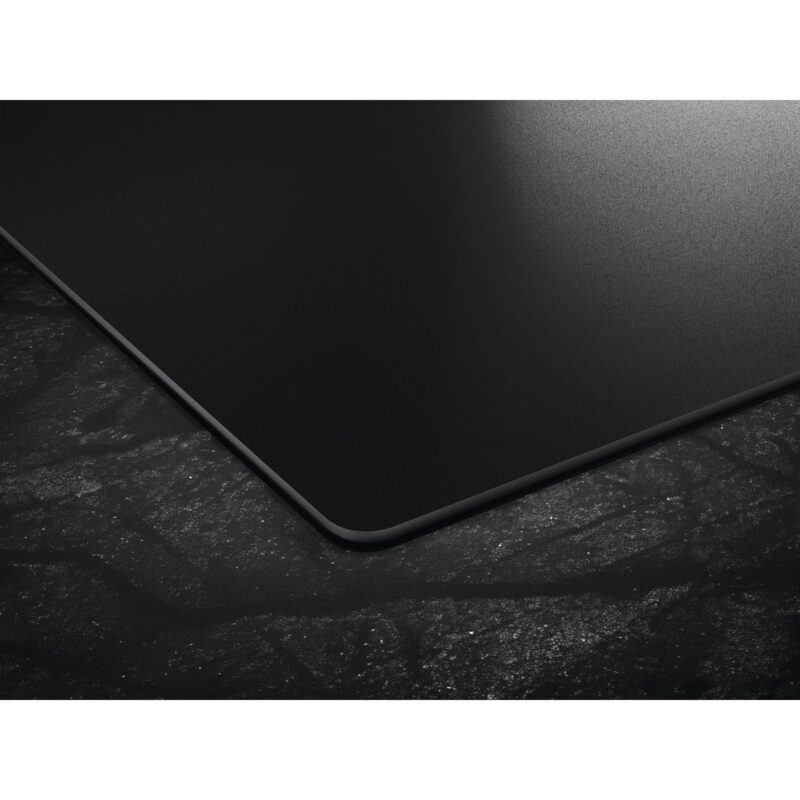 Coin d’ordinateur portable noir sur surface sombre
