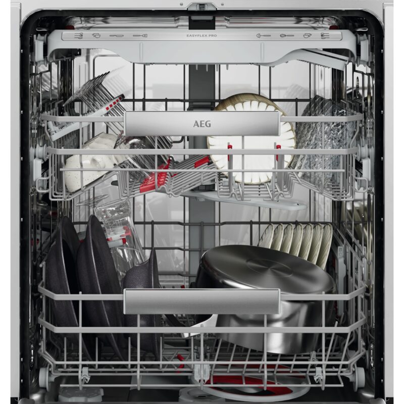 Intérieur de lave-vaisselle rempli de vaisselle