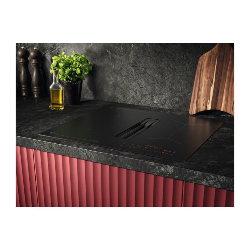 Plaque induction noire avec hotte intégrée moderne