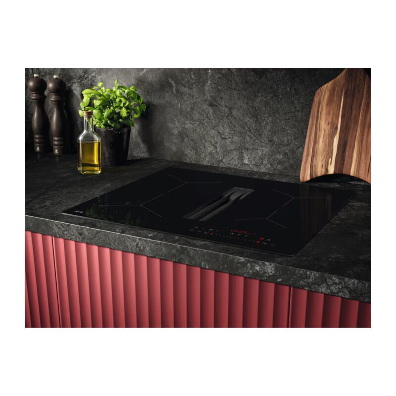 Plaque à induction noire sur plan de travail