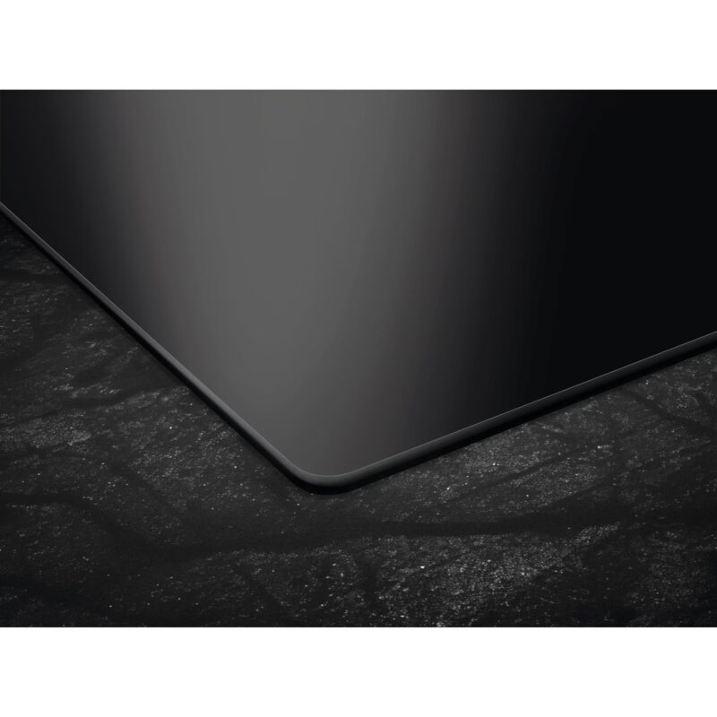 Coin d’ordinateur portable noir sur surface sombre