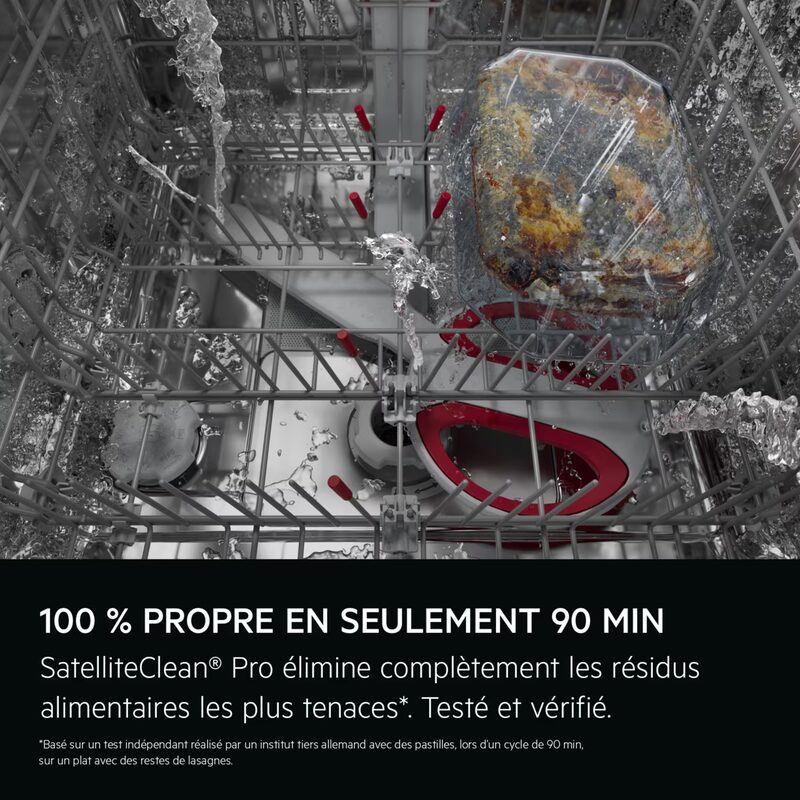 Intérieur de lave-vaisselle en action nettoyant plat
