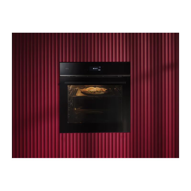 Four encastré noir avec pizza en cuisson