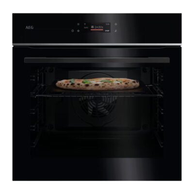 Pizza cuisant dans un four moderne AEG