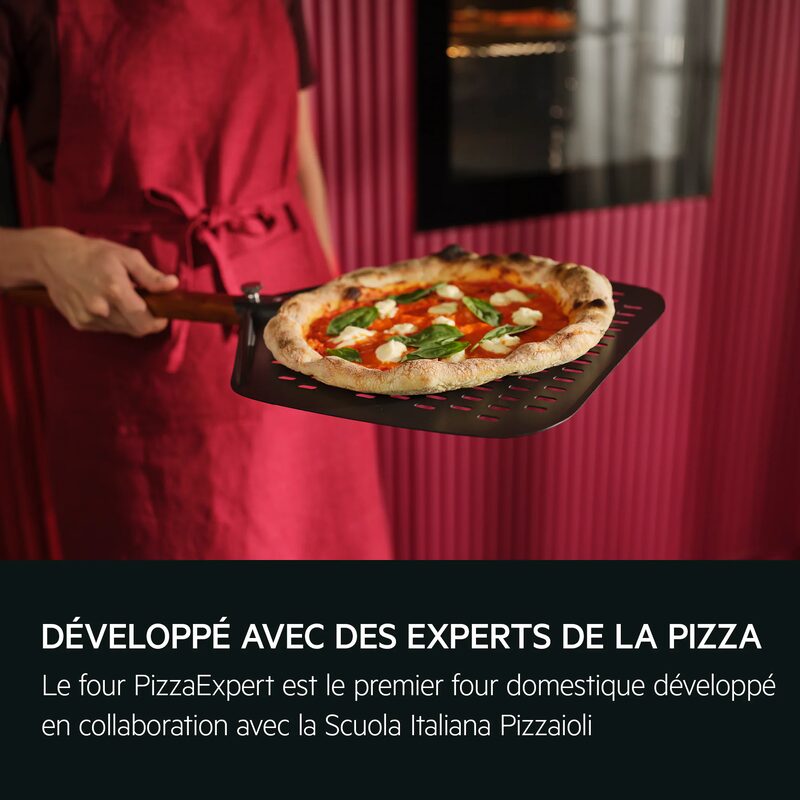 Pizza margherita sur pelle devant four domestique