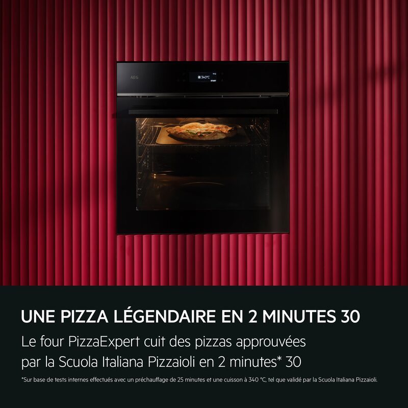 Four encastrable avec pizza en cuisson