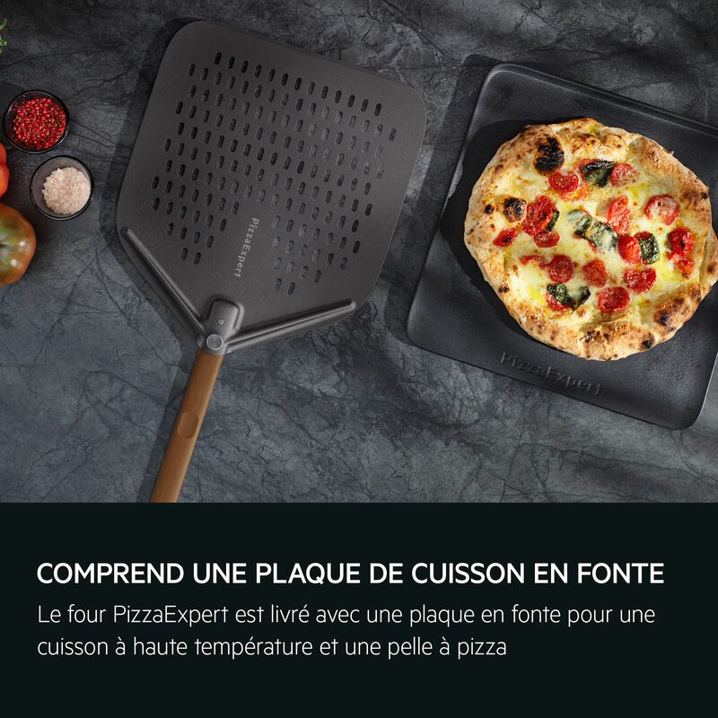 Pizza sur plaque en fonte et pelle