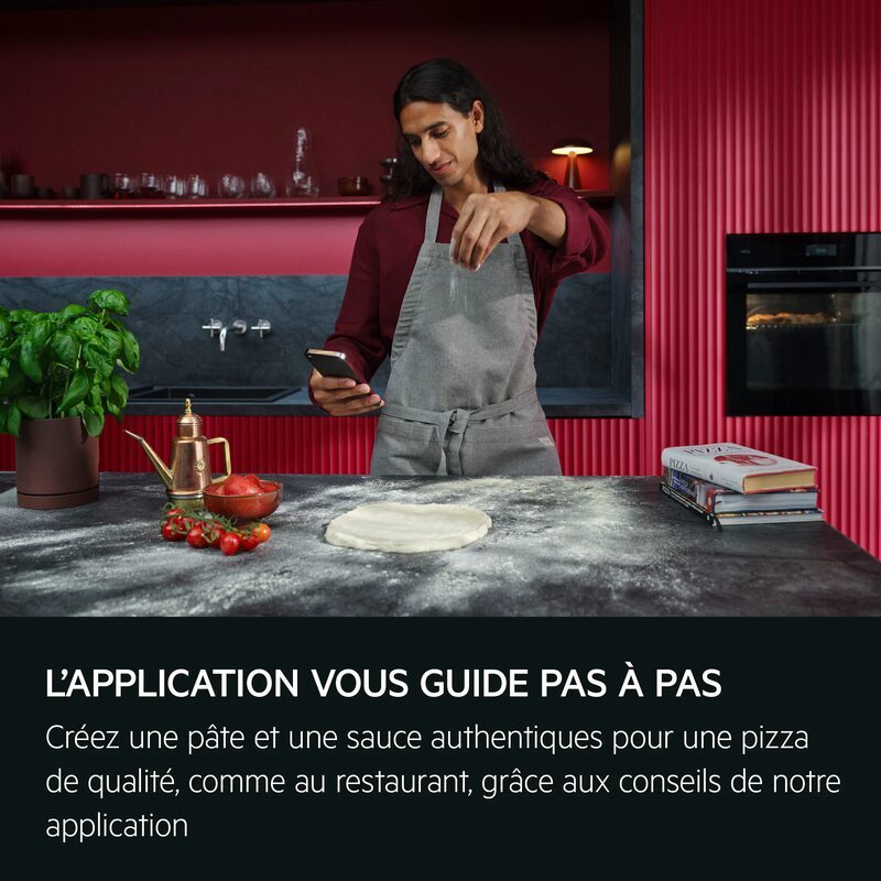 Personne prépare pâte à pizza avec smartphone