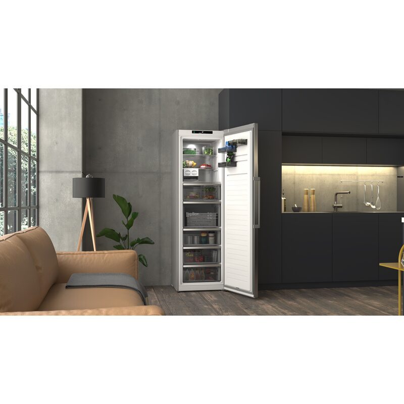 Congélateur armoire ouvert dans cuisine moderne