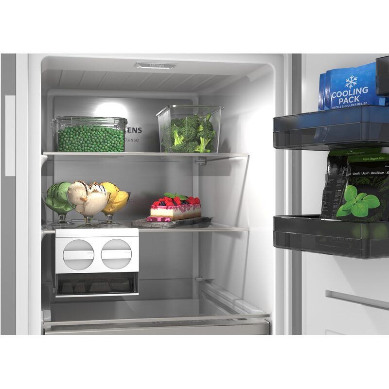 Intérieur de réfrigérateur avec légumes, glaces et gâteau