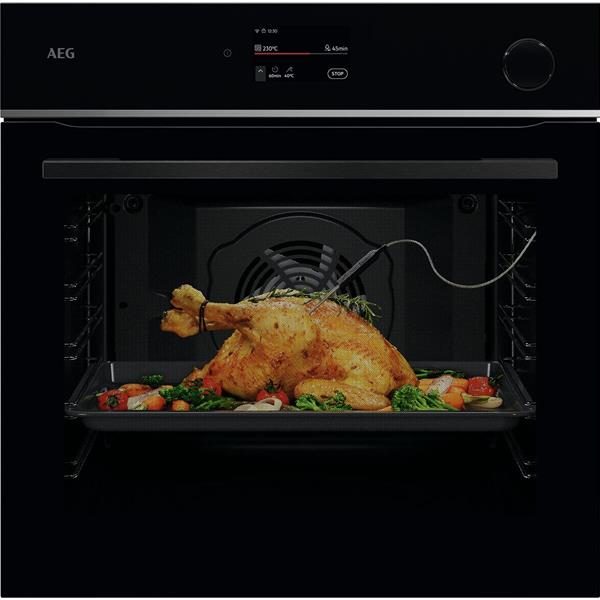 Poulet rôti dans four moderne avec sonde