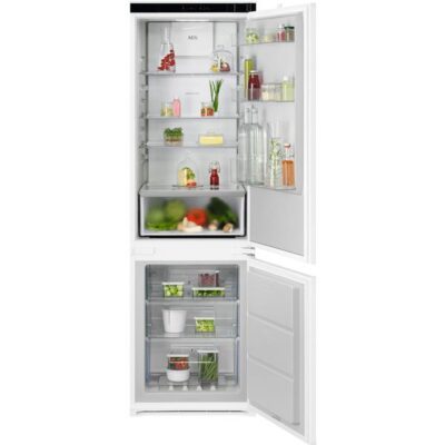 Réfrigérateur-congélateur ouvert avec aliments et boissons