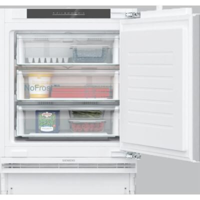 Congélateur ouvert avec tiroirs et aliments surgelés