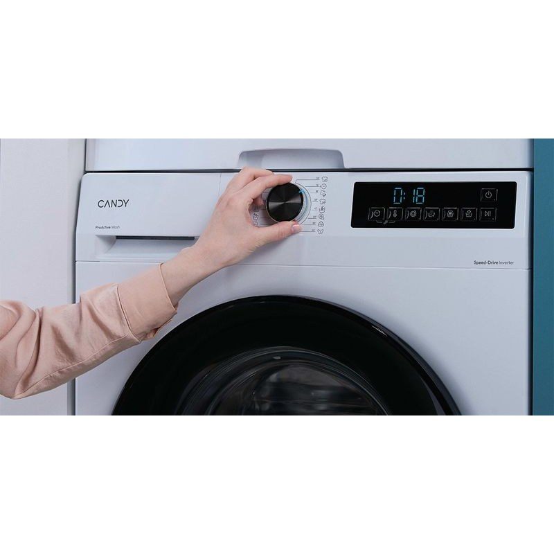 Main réglant programme d’un lave-linge Candy