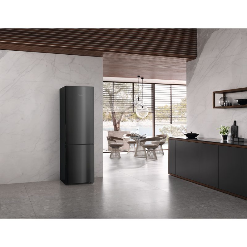 Réfrigérateur noir dans cuisine moderne minimaliste