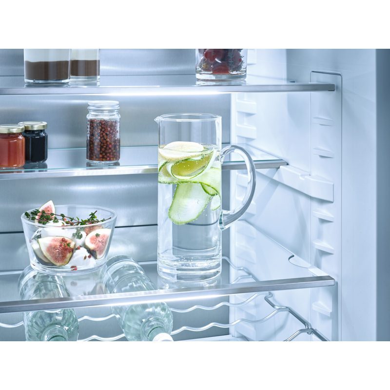 Carafe d’eau citron concombre dans réfrigérateur ouvert