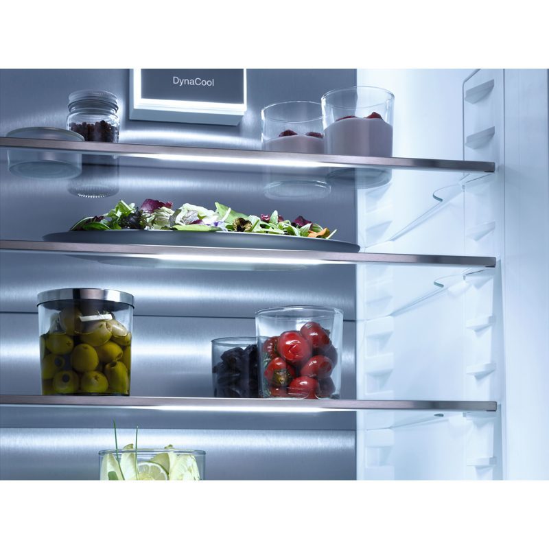 Intérieur de réfrigérateur avec salades et bocaux