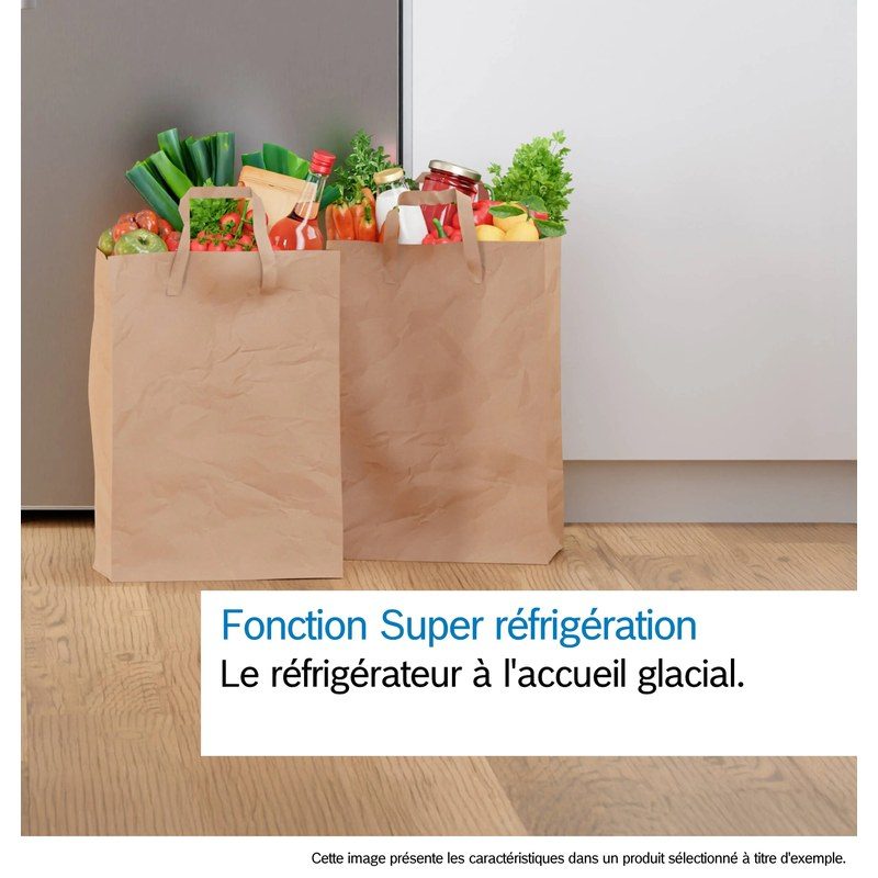Sacs de courses remplis devant réfrigérateur moderne