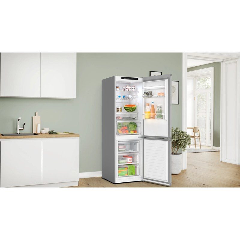 Réfrigérateur ouvert dans une cuisine moderne