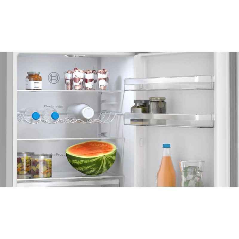 Intérieur de réfrigérateur avec pastèque et desserts
