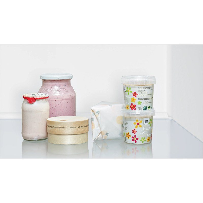 Produits laitiers variés sur fond blanc