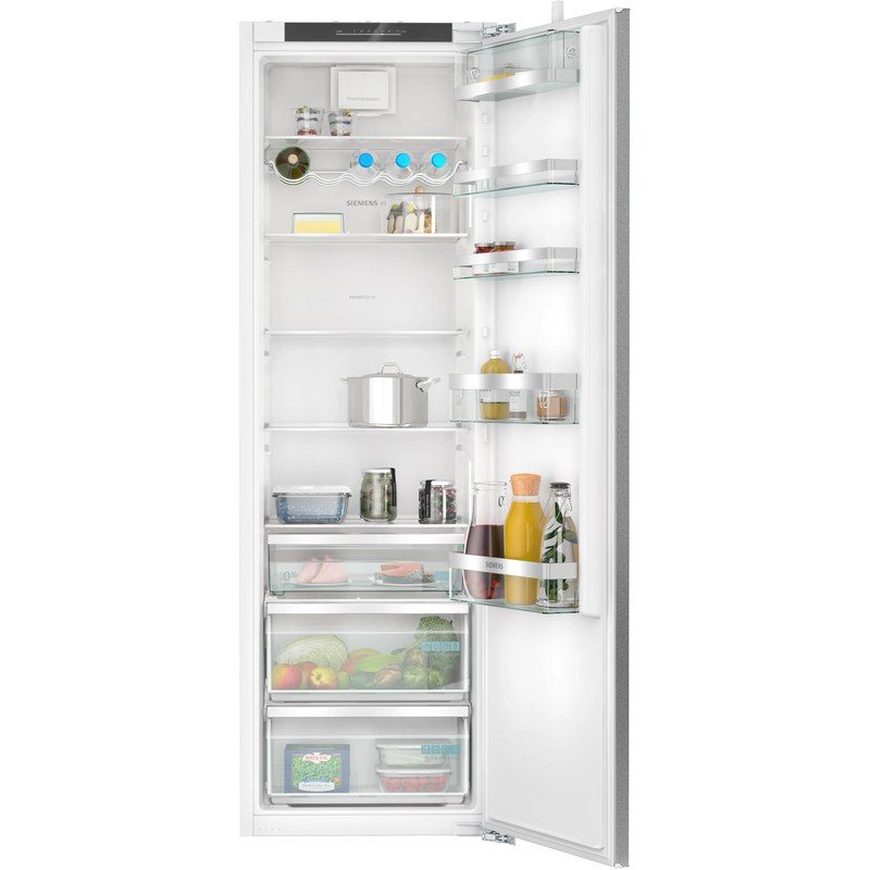 Réfrigérateur encastrable ouvert avec aliments et boissons