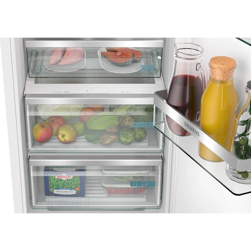 Intérieur de réfrigérateur avec fruits, légumes et boissons