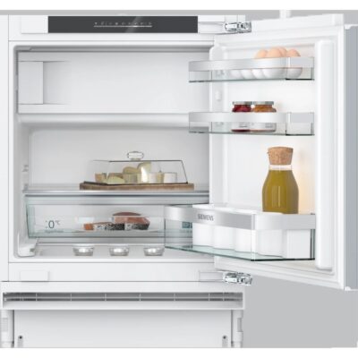 Intérieur de réfrigérateur moderne avec aliments rangés